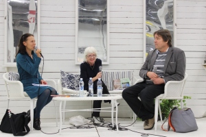 Kuin viimeistä päivää! -keskustelussa sairaan iloiset kirjailijat Ata Hautamäki (kesk.), Kari Levola ja Kirsti Kuronen. 
