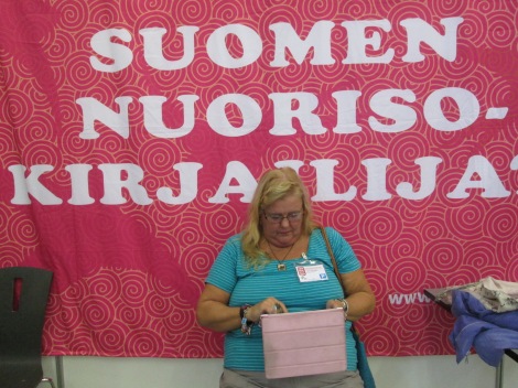 Suoomen Nuorisokirjailijoiden virkeältä osastolta löytyi nuorisokirjailija Tuija Lehtinen - koodamassa.